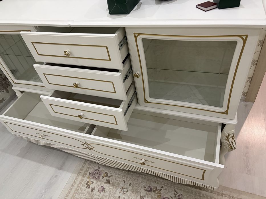 Продам с зерком в идеальном состояние,б/у