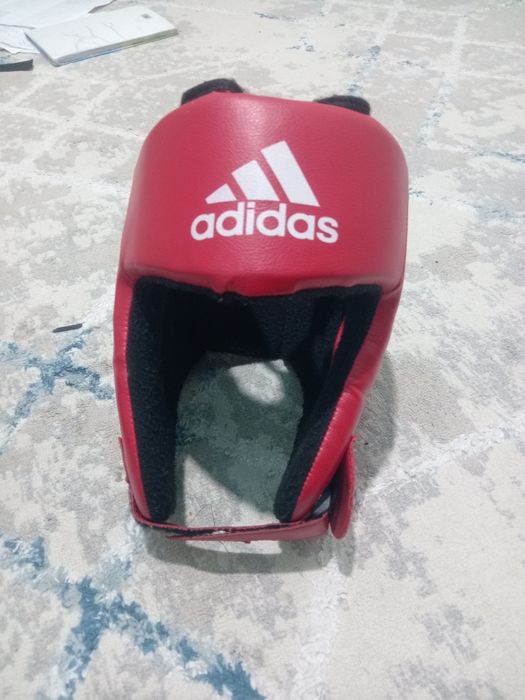 Шлем и перчатки для бокса