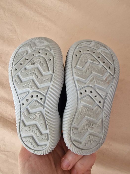 Детски дънково сини пантофи с бродирани топки КК