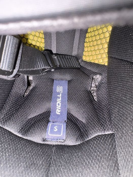 Vând cască SHARK, culoare negru cu roșu, purtată doar de câteva ori. Casca este ca nouă, fără lovituri sau defecte Marimea S 54 - 56