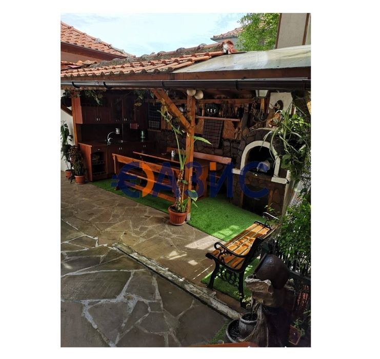 Два самостоятелни етажа на къща за гости с вътрешен двор в курортното