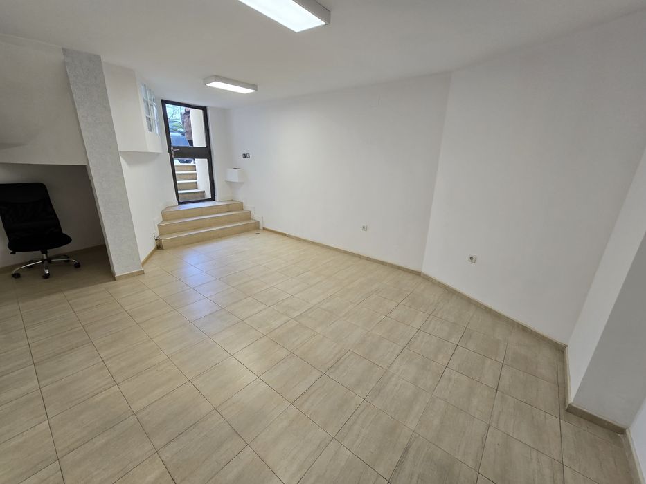 Дава се под наем Офис в Варна, Център - 26 кв.м за 348.84 € - Снимка #1