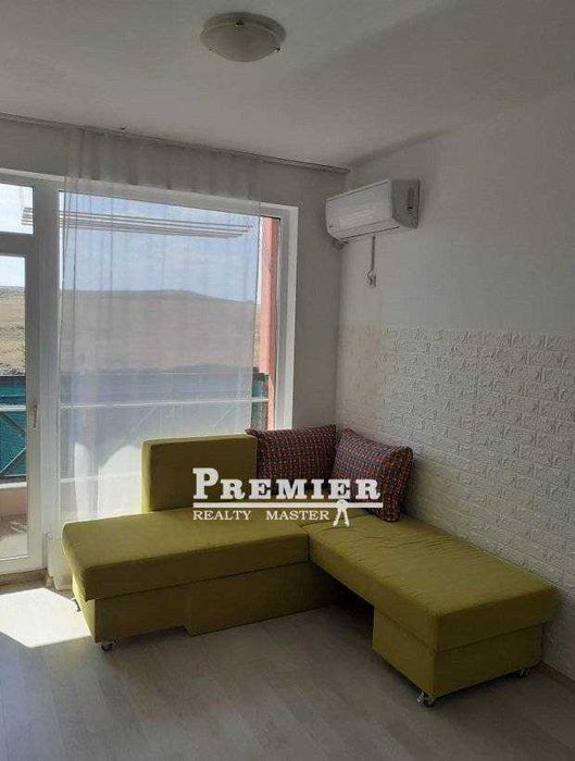 Предлагаме за продажба студио на трети етаж с балкон