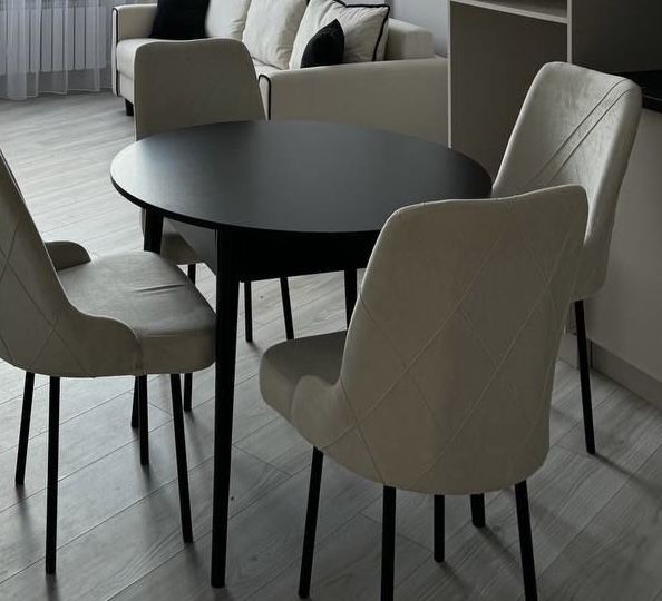 Продаётся круглый стол