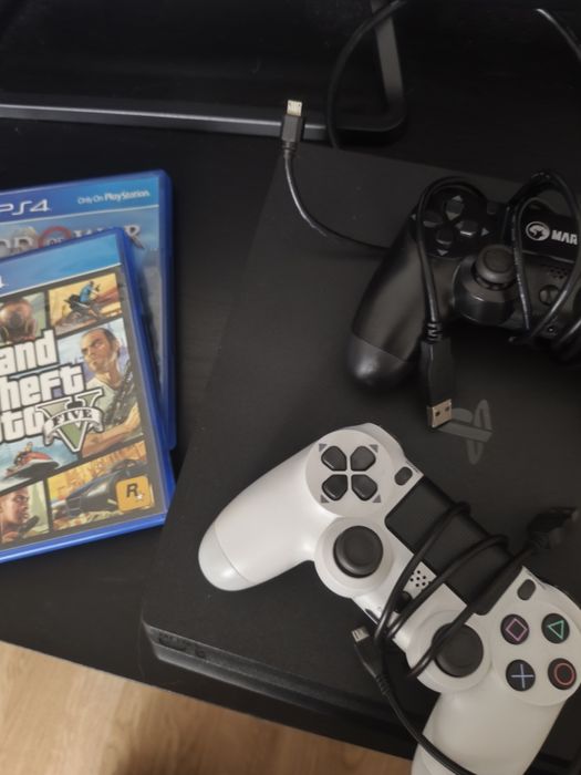PS4 +  Gta 5 +  God of War 2018 + 3 Controllere PRET NENEGOCIABIL !