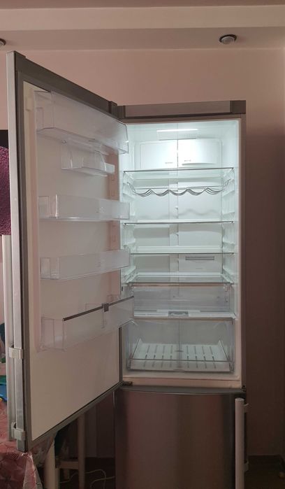 Продавам комбиниран хладилник с фризер Electrolux