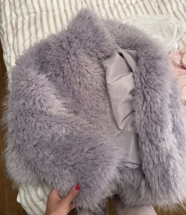Пухкаво палто  с дълъг косъм Bershka