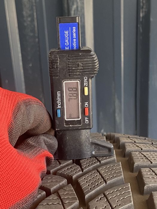 245/35/19  Goodyear Зимни