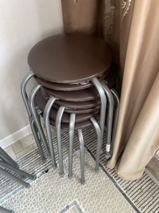 Продаю стол + 20 стульями