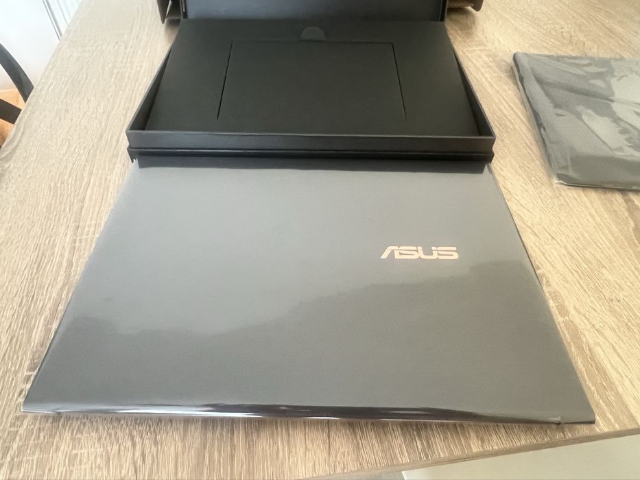 Лаптоп ASUS Zenbook S (UX393) Jade Black 13,9” Touch Screen