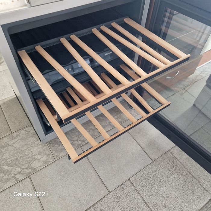 Винен охладител за вграждане под плот MIELE KWT 6322 UG