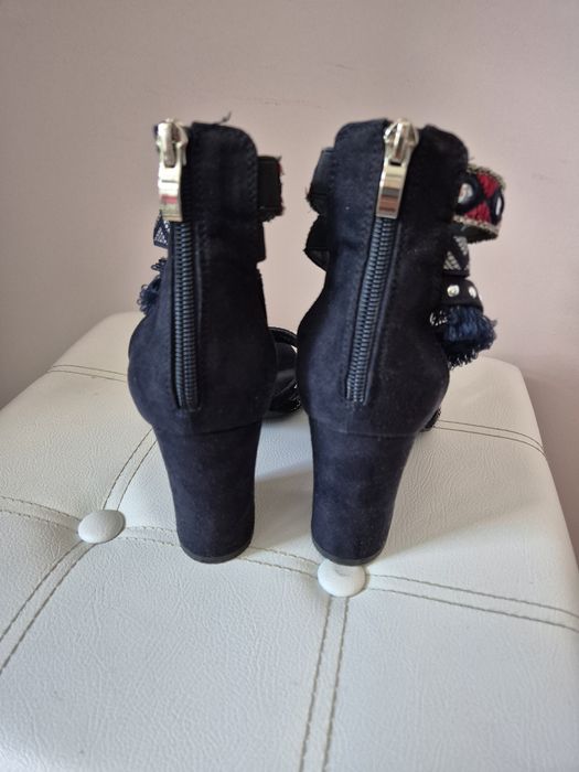 Дамски сандали на висок ток от колекцията Ellie Goulding за Deichmann са декорирани с цветни бродерии, мъниста и ресни.