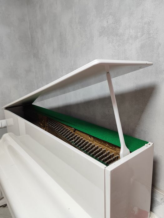 Пианино белое Rönisch