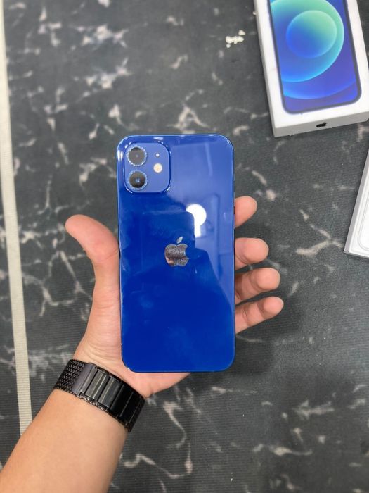 Продаю iphone 12 айфон