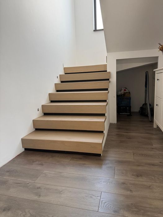 Confecționez scări din lemn masiv la comanda.