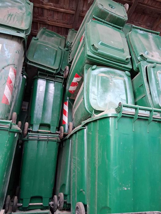 Vand pubele noi verzi la pret negociabil