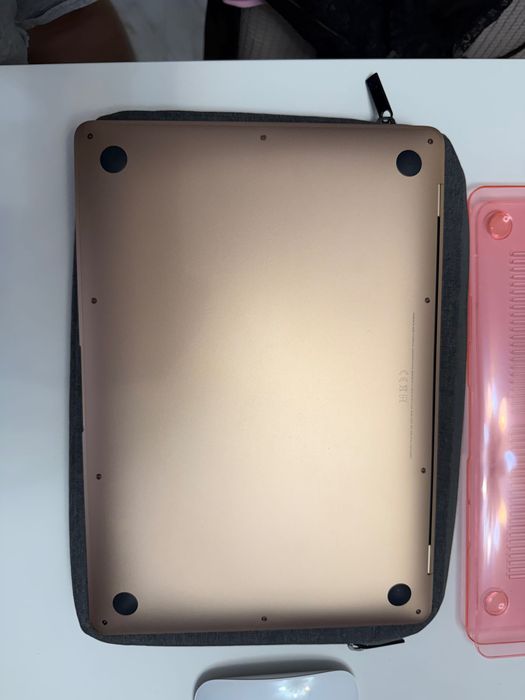 Macbook air 13 цвят Rose gold, 256GB SSD, процесор M1, 8GB рам - като нов! Комплект с мишка Apple Magic Mouse 3,калъф и преносима чанта към него