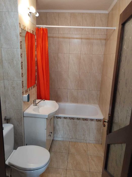 Apartament de închiriat cu 3 camere la etajul 4