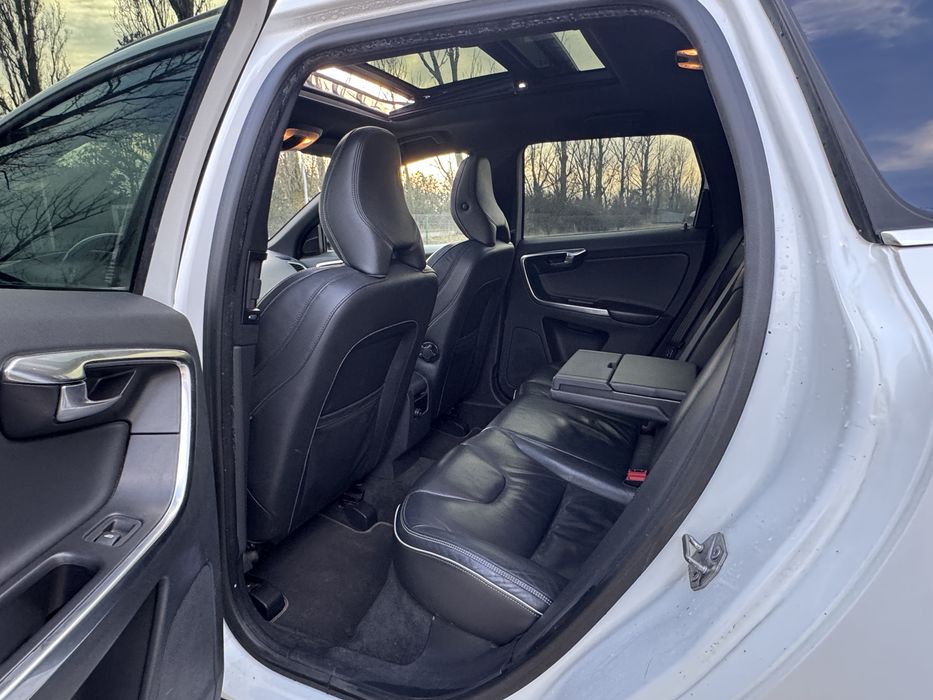 Volvo Xc60 R Design/automat/4x4/camera/panorama/piele/rate/garantie