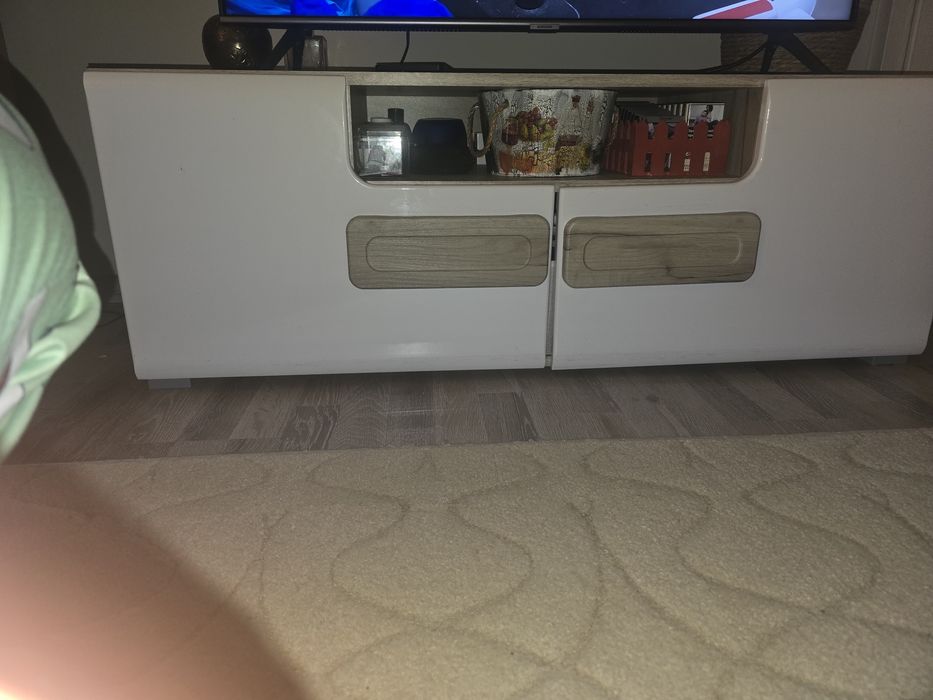 Тв шкаф в  цвят бял гланц