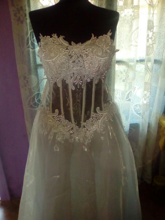 Vind urgent. Rochia este noua