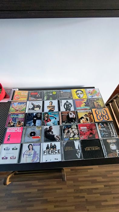 Vând 30 CD-uri originale