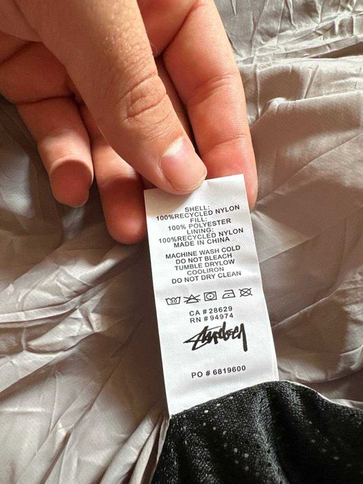 Geaca Stussycu eticheta (nu Nike, Gucci, Adidas, Balenciaga)