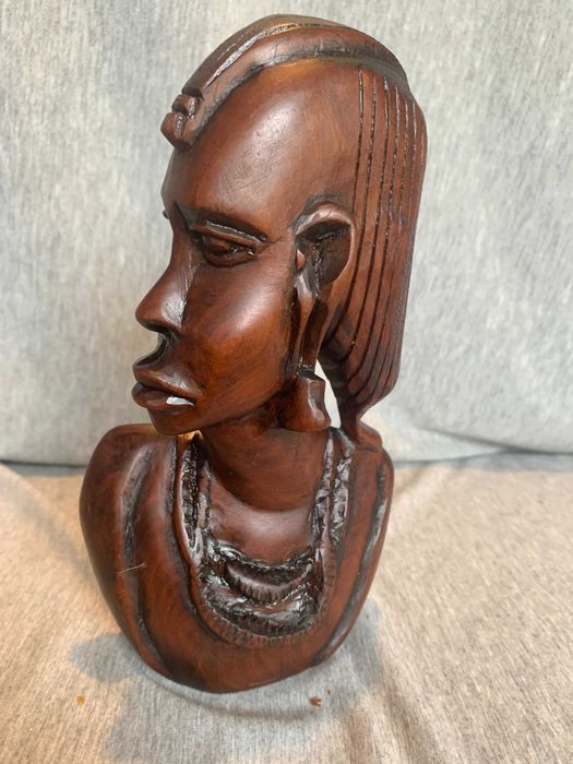 Стара резбована дървена статуя на глава
