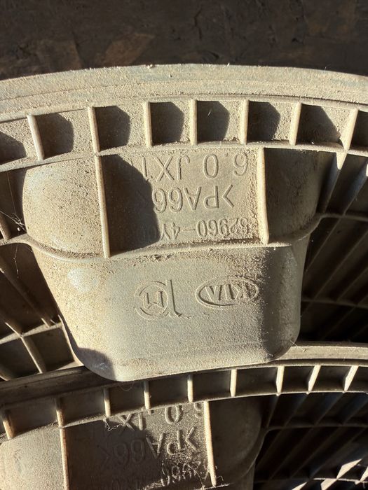 Продам оригинальные колпаки на Кия рио