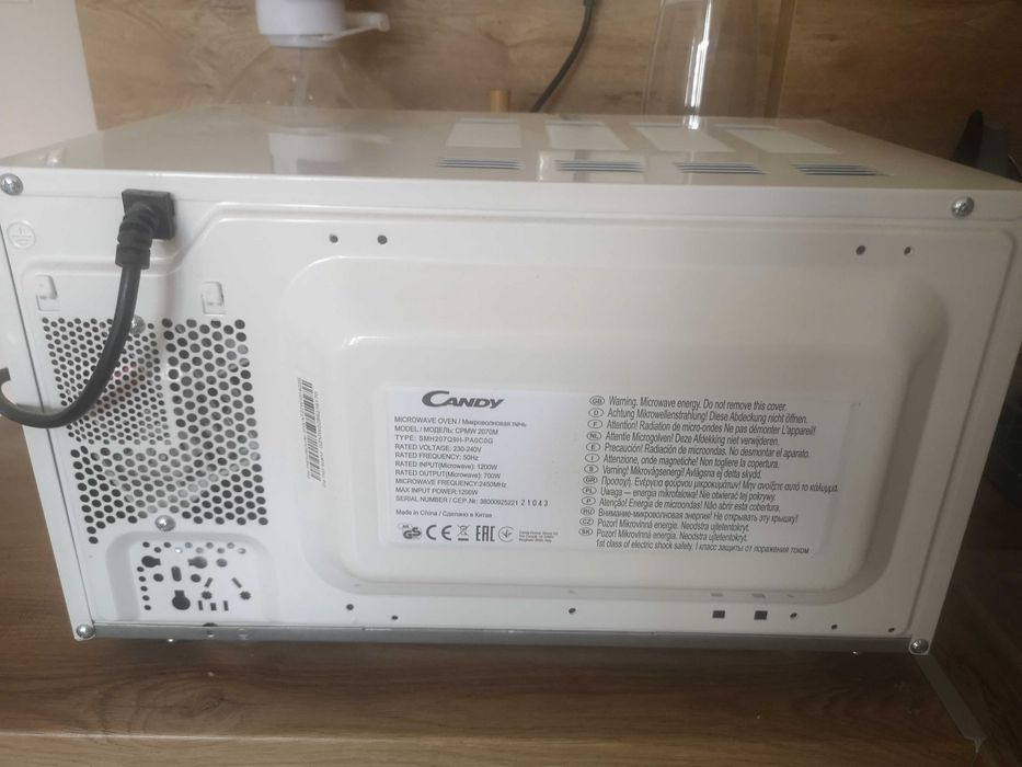 Микровълнова фурна Candy CPMW 2070M – 700 W, отлично състояние