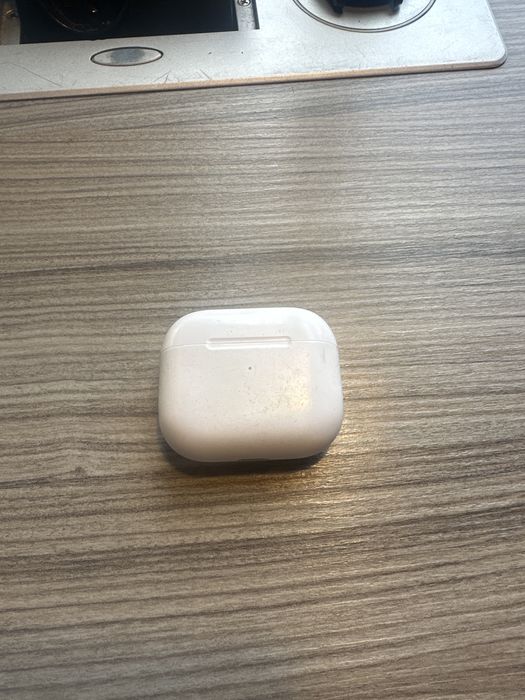 Продам наушники airpods