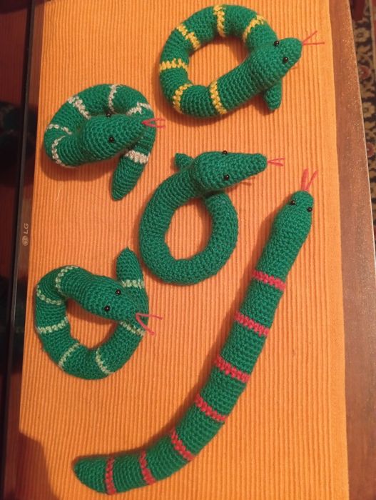 Змейки связанные крючком