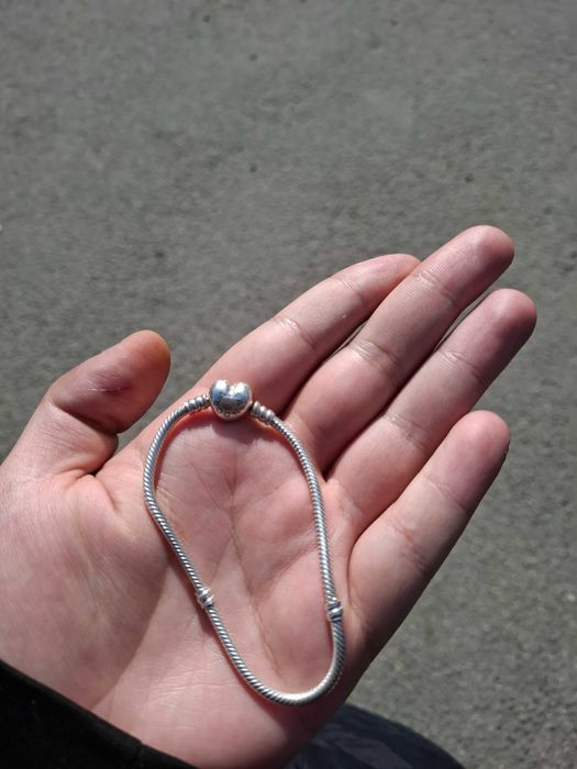 продавам сребърна гривна на Пандора много добро състояние