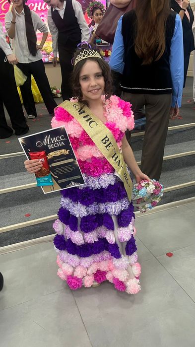 Платье из украшенное салфетками из цветов на конкурсы.