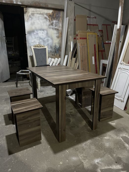 Стол и табуретка