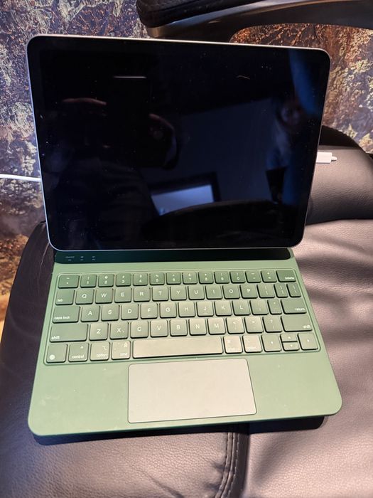 iPad Air 5 M1 64GB 2022 IMPECABIL cu Tastatura cu Trackpad, Fara zgarieturi / Ca nou