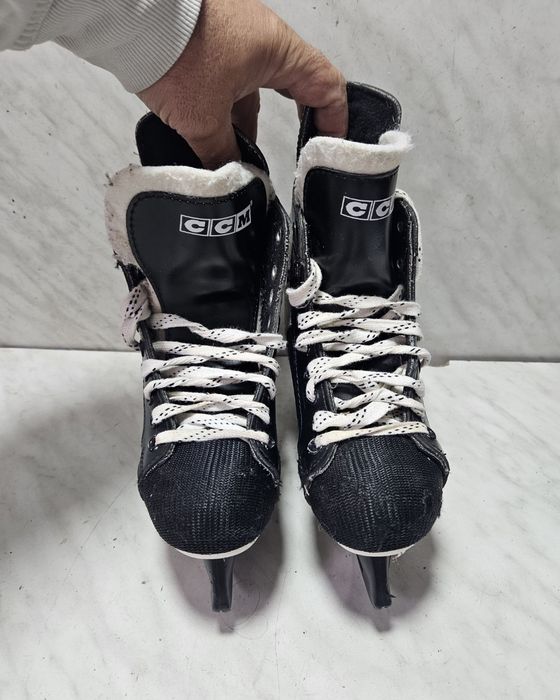 Patine 42 hochei hockey CCM marime 34-35 ( 22 cm )