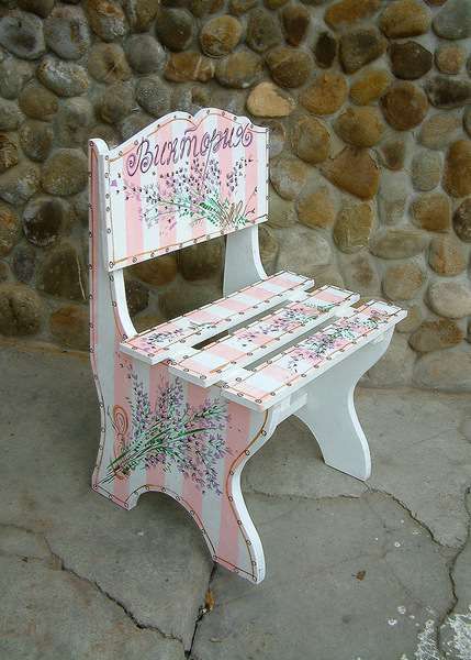 Детско рисувано дървено столче