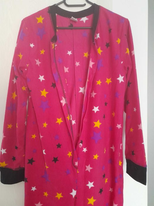 Salopeta de casa din polar cu botosei