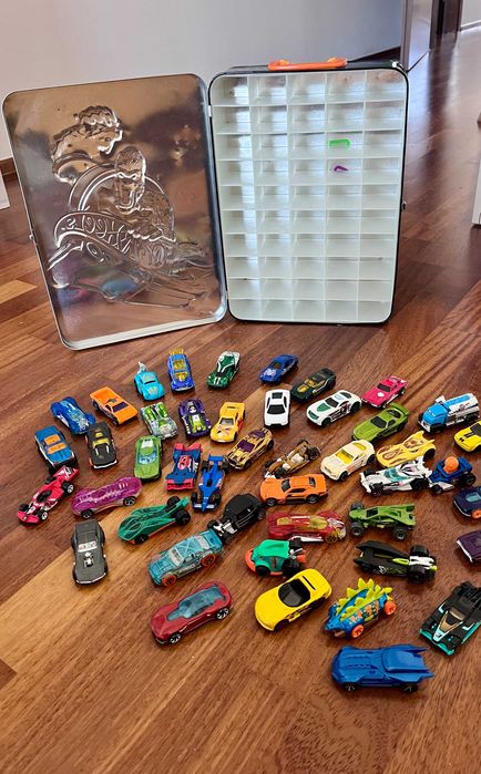 Colectie masinute Hot Wheels si cutie depozitare - 50 de modele