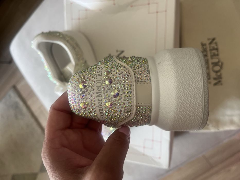 Кецове от ествена кожа с камъни