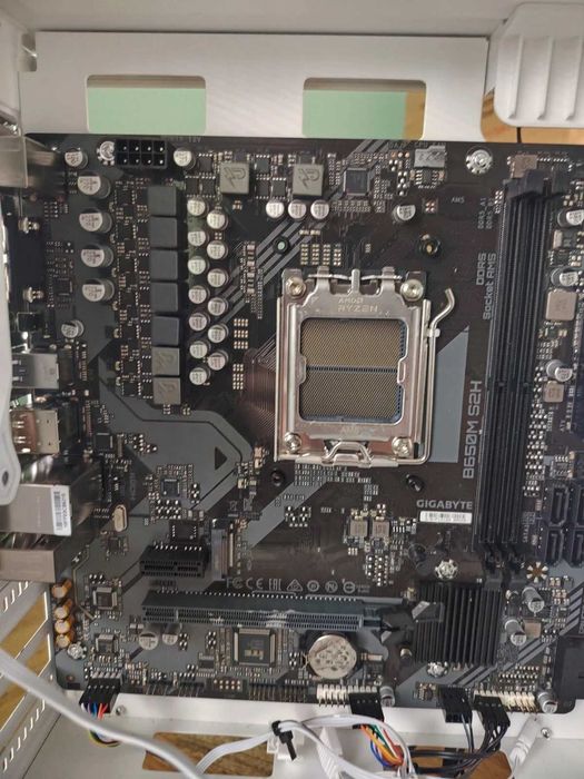 Геймърски чистно нова Gigabyte B650M S2H Motherboard  и PC кутия !