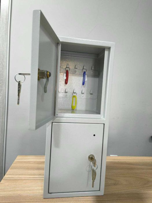 Ключница на 20 ключей с брелками