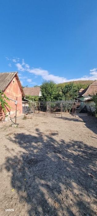 Casa cu 3 camere, anexe, curte si gradina