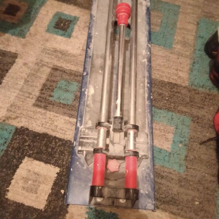 De vânzare  aparat tăiat faianță și gresie 100 lei ,flex 80 lei ,