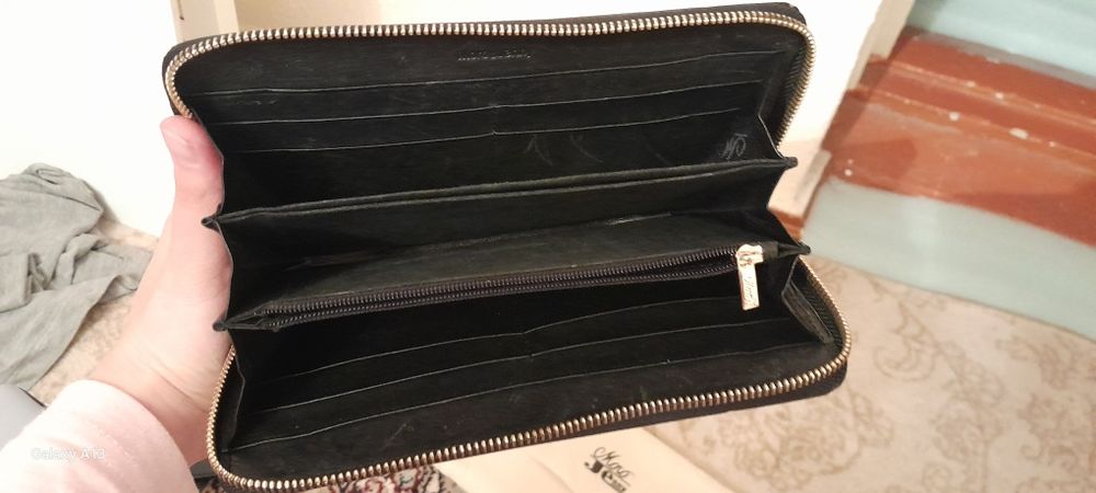 Кошелёк yaxwi firmaniki sal eskiroq tutilgan yaxwi holatda