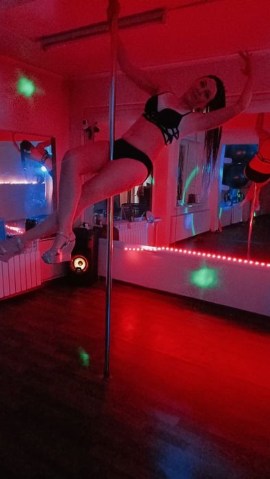 Занятия танцами на пилоне