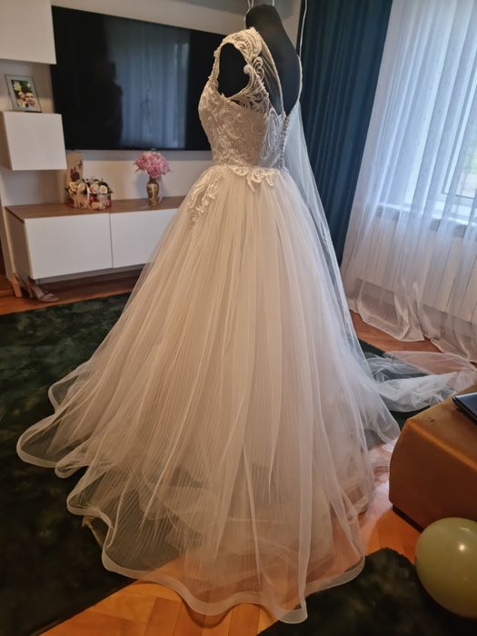 Vand rochie mireasa!