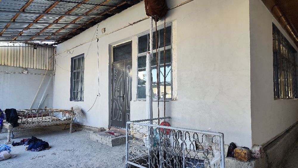 Ховли сотилади эски шахарда жойлашган