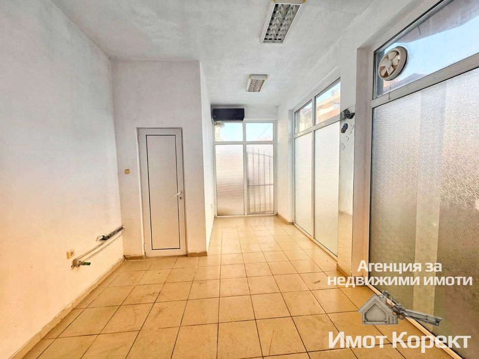 Дава се под наем Магазин в Асеновград - 22 кв.м за 41893.44 € - Снимка #2